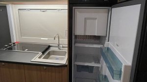 Видеообзор кухни и холодильника в автодоме Sun Living 2019 года