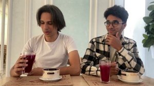 Иностранцы пробуют русские блюда