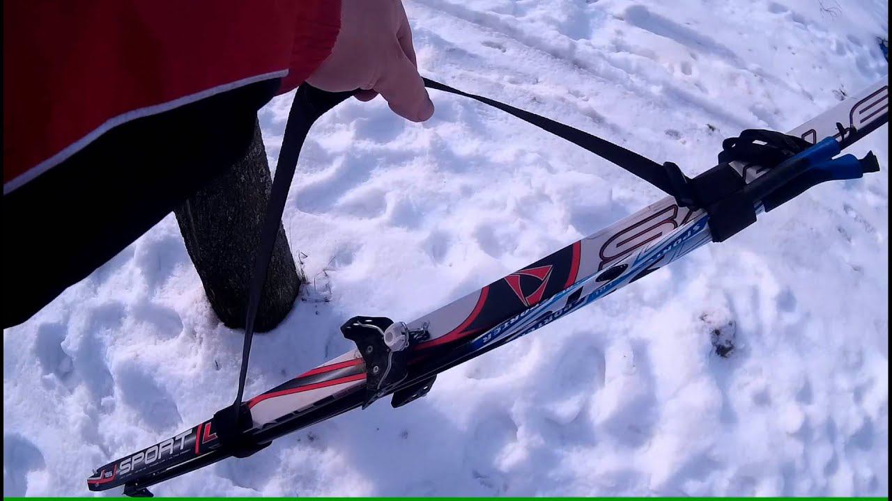 Переноска для лыж. Ремень для переноски горных лыж. Ремни для лыж. Как скрепить лыжи для переноски. Фиксатор для лыж.