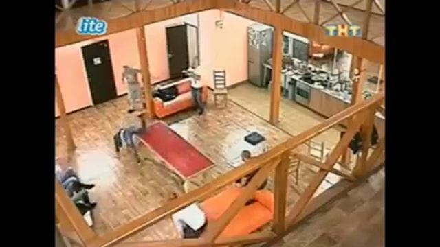 Венцеслав прыгает через стол