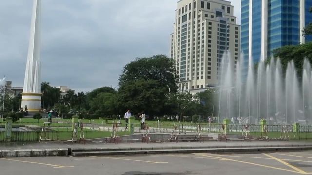 Downtown Yangon's SULE PAGODA - MYANMAR TRAVEL HIGHLIGHTS смотреть онлайн
