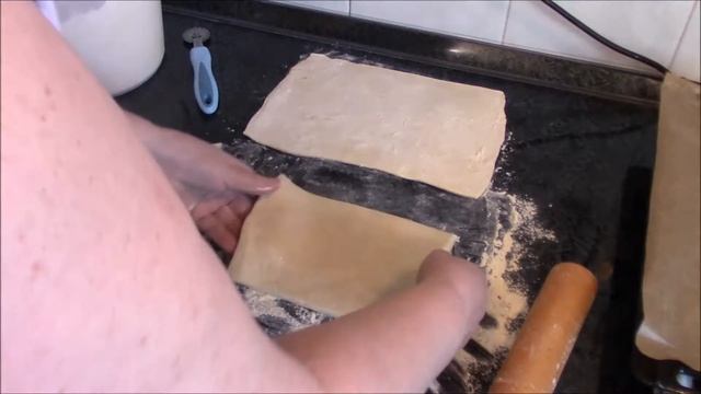 Кокосовое печенье из слоеного теста. Рецепт печенья. Печенье с кокосовой стружкой.