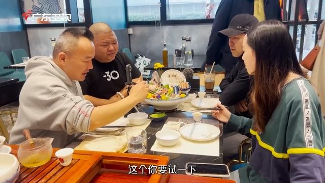 带皮的石斑鱼直接生吃，一粒盐一滴油，就是最好佐料！【跟着老广来探店】 смотреть онлайн