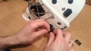 Меняем застежки на вратарском шлеме