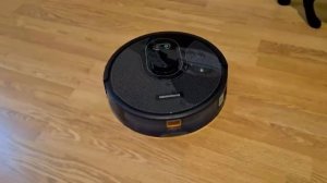 Умный робот-пылесос REDMOND RV-R670S WiFi в работе