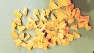 Как есть сырые лисички. Салат из сырых лисичек.