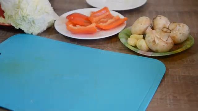 ФУНЧОЗА СО СВИНИНОЙ  И ОВОЩАМИ.