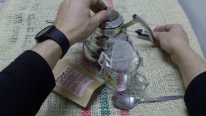 Заваривание молотого кофе в Дрип пакете
