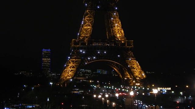 Эйфелева Башня Светится в Темноте смотреть онлайн