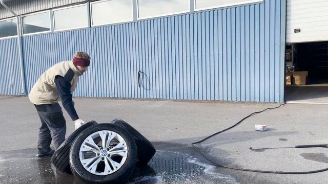 Seasonal (summer - Winter) wheel change / VW Passat Alltrack смотреть онлайн