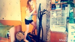 Как некоторые люди занимаются на эллиптическом тренажоре