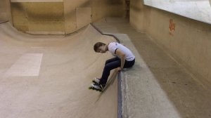 Скейтпарк — съезд в рампу сидя | Школа роликов RollerLine Роллерлайн в Москве