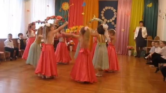 Танец девочек на 8 марта муз.рук.Парахневич И.П.