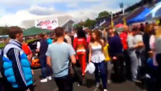 Умопомрачительная походка мужика в синем свитере справа смотреть онлайн