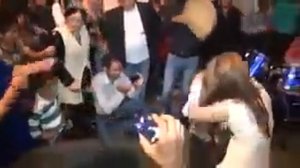 Маленький мальчик узбек поёт на свадьбах