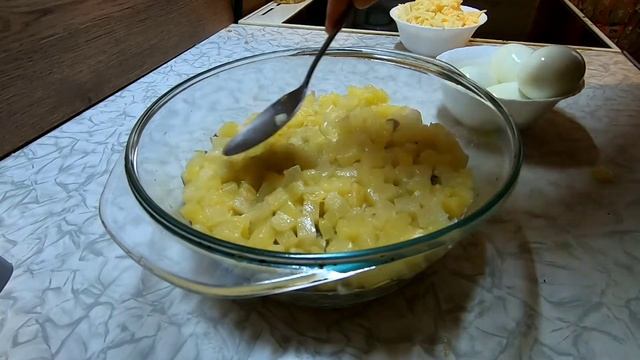 Слоёный салат с курицей