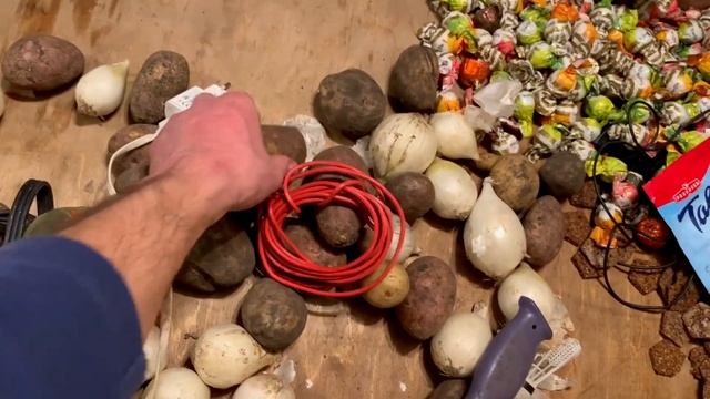 НИЩАЯ ПИЦЦА СО ШКВАРКАМИ | АППЕТИТ АРИСТОКРАТА смотреть онлайн