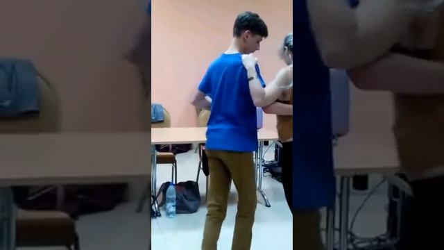 Jovem de 16 anos dança com Sara Lopez e acaba a dar show смотреть онлайн