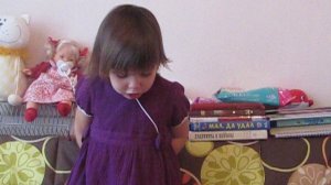 Маленькая девочка читает Некрасова 