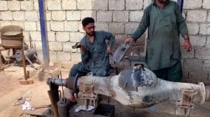 Корпус моста заднего колеса грузовика погнулся и сломался из-за перегрузки