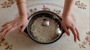 Тушёное куриное филе с луком и майонезом.
