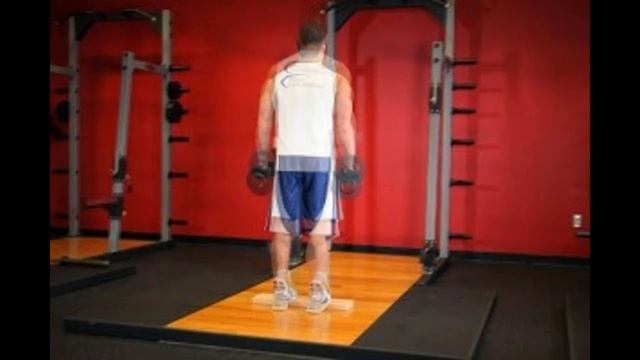 Подъем на носки с гантелями с помощью подстаки смотреть онлайн