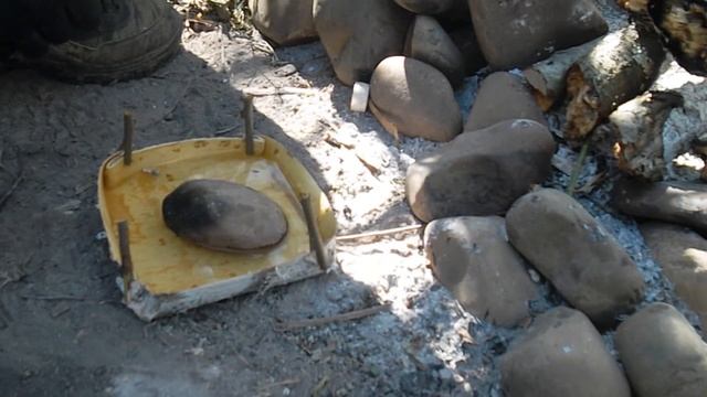 Нагревание воды камнем в берестяной тарелке. смотреть онлайн