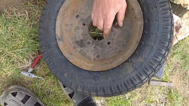 Как поменять колесо на телеге у мотоблока. Мастер класс от отца сыну.