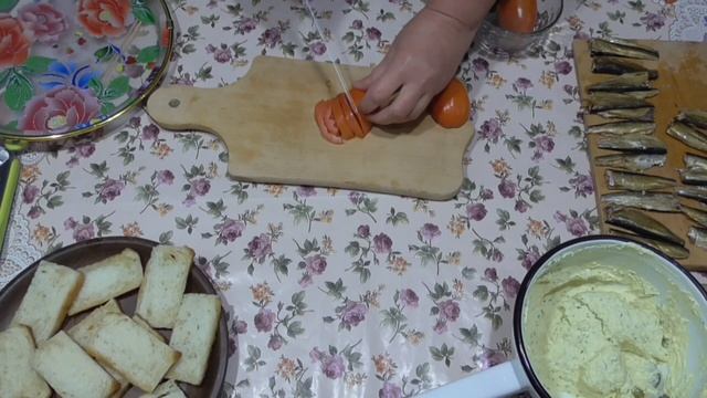 Бутерброды со шпротами / Шпроты на гренках / Горячие бутерброды / Тартинки со шпротами в духовке.