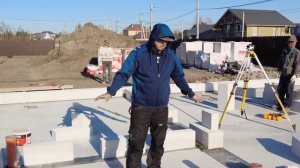 Первый ряд газобетона. Кладка на фундаментную плиту. Выравнивание первого ряда. Планировка дома