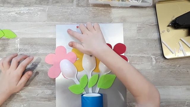 Ваза с цветами. Подарок для Мамы?