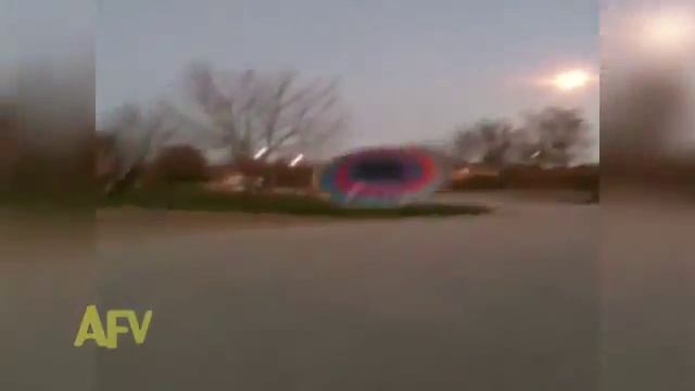 Неудачное приземление летающей тарелки:) смотреть онлайн