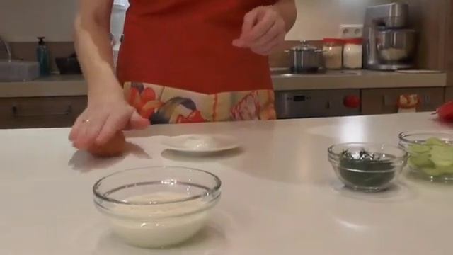 Божественно вкусный салат со сметаной и яйцом.Пальчики оближешь.Рецепт на приготовление салата.