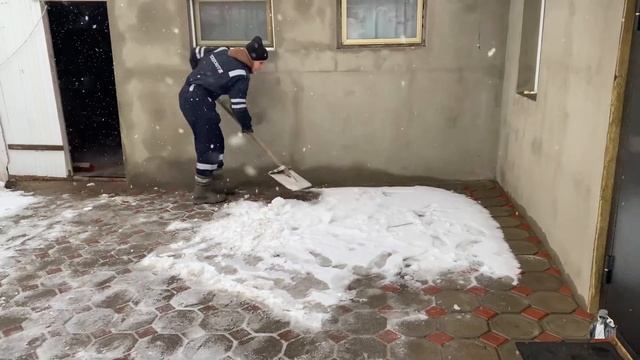 ЛУЧШАЯ ЛОПАТА ДЛЯ УБОРКИ СНЕГА. УБОРКА СНЕГА ДОМА. КАК УБРАТЬ СНЕГО ДОМА. смотреть онлайн