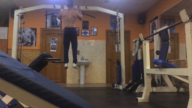 Качаю свои банки в зале и набираю мышечную массу. Тренировка спины и бицепса