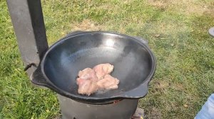 Куриные бедрышки в сметанном соусе в казане