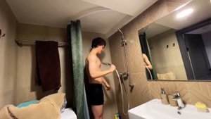 ЕЛЯ ПЛАГ ВЫПОЛНЯЕТ НАКАЗАНИЕ В ДУШЕ ПОД ХОЛОДНОЙ ВОДОЙ