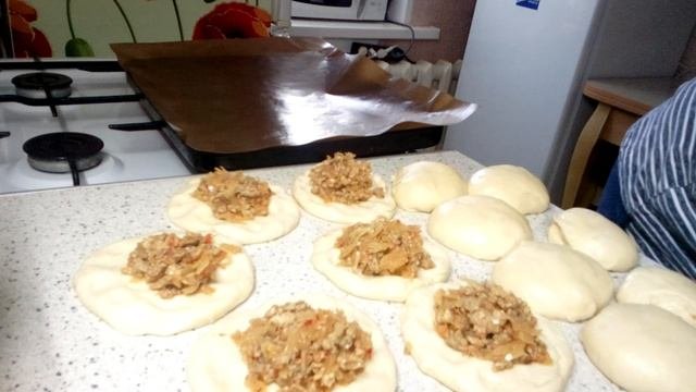 Секреты дрожжевой выпечки.Пирожки фарш+капуста.