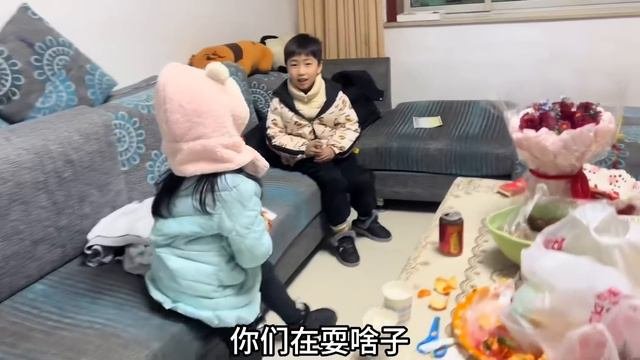 一家三口忙完回家过年了，婆婆做一桌美食相待，一家人齐聚真好