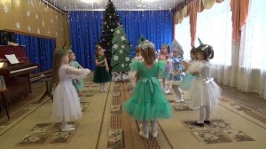 Танец елочек, средняя группа №10