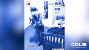 человек испугался