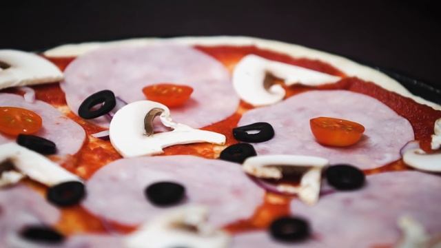 Аппетитная пицца прямо из печи смотреть онлайн