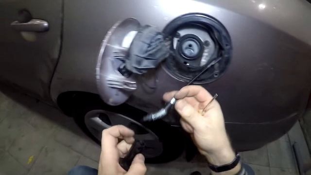 Снимаем крышку лючка бензобака KIA Ceed 2010-2015год смотреть онлайн