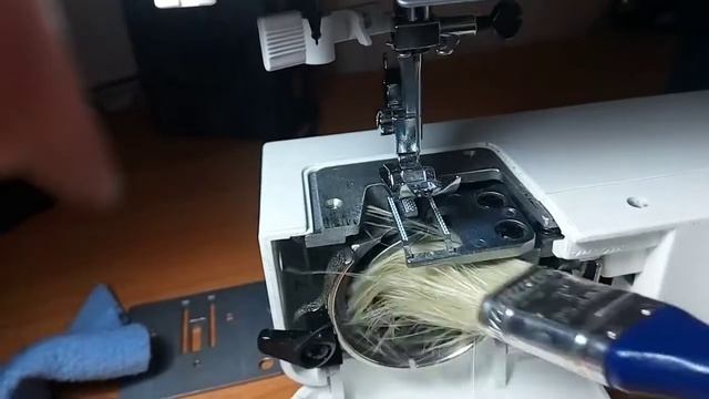 Чистим и смазываем челнок швейной машины смотреть онлайн