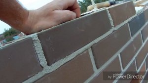 Кирпичная кладка белый шов под рейку.