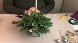 Новогодняя композиция из лапок со свечей