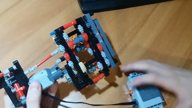 Коробка передач из lego technik из модернизированного Land Rover Defender.