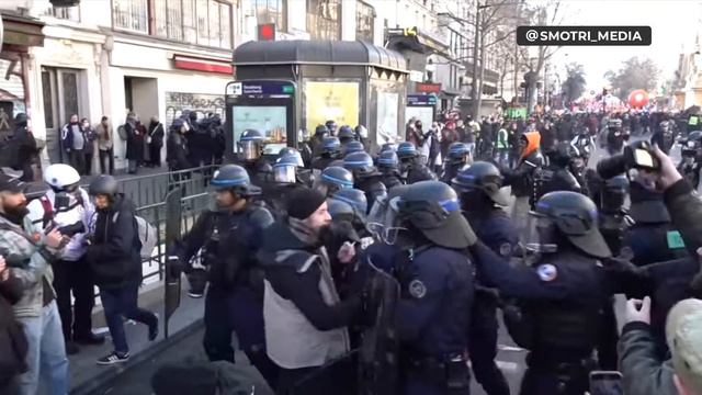 В Париже начались столкновения с полицией на протестах из-за новой пенсионной реформы Макрона