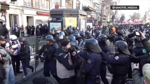 В Париже начались столкновения с полицией на протестах из-за новой пенсионной реформы Макрона