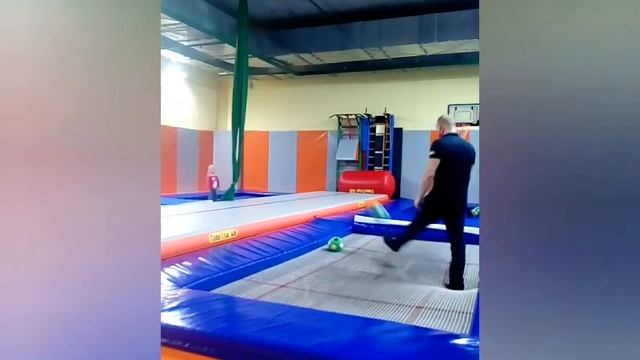 Батутный центр. Семейные тренировки) #тренировки#с#детьми#семейный#спорт#батут